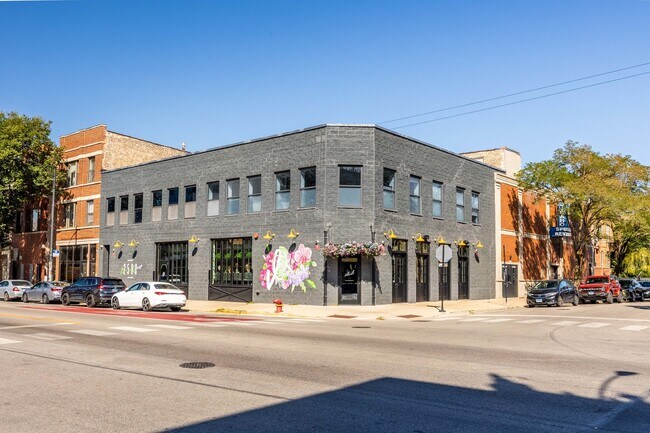 Building Photo - 2500 W Chicago Ave Unit 2W Rental