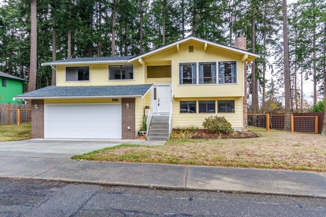 Building Photo - 4 Bedroom 3 Bath Home