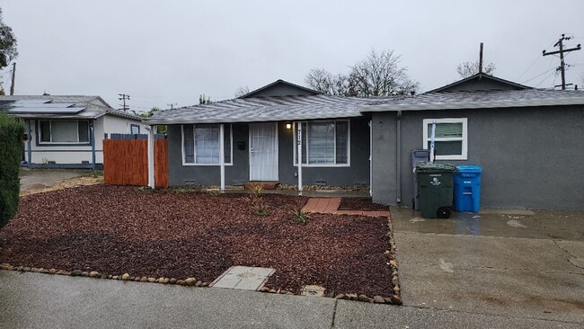 Building Photo - Beautiful 4 Bedroom 2 Bath Home Centrally Located in Vallejo