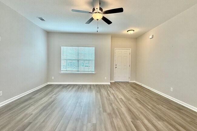 Photo - AVAILABLE MID-MARCH! (Pet Friendly)