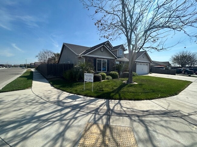 Building Photo - Beautiful & Spacious home!