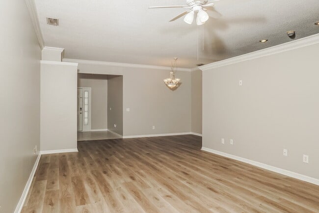 Photo - 304 Fareham Dr