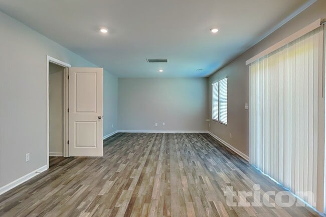 Photo - 210 Coventry Ct