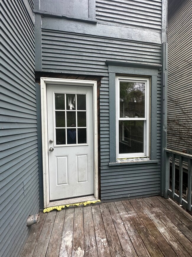 Building Photo - 325 Cedar Ave Unit Rear Rental