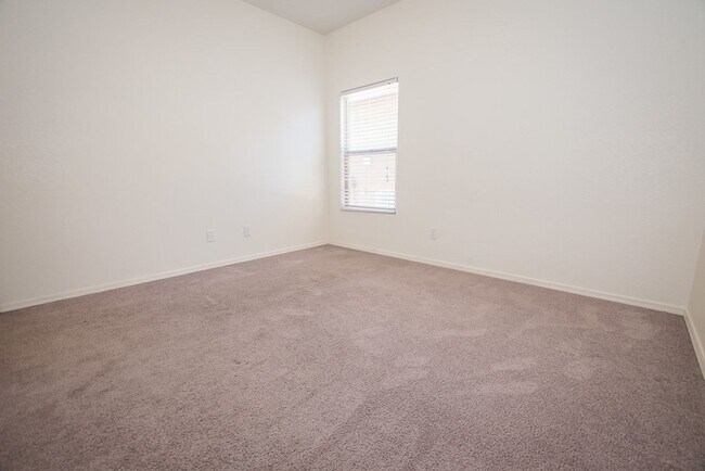 Photo - Great Open Floor Plan 3 Bedroom, 2 Bath, Central A/C in Holiday Subdivision!