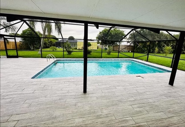 Gran piscina con gran terraza. - 767 SW Ravenswood Ln