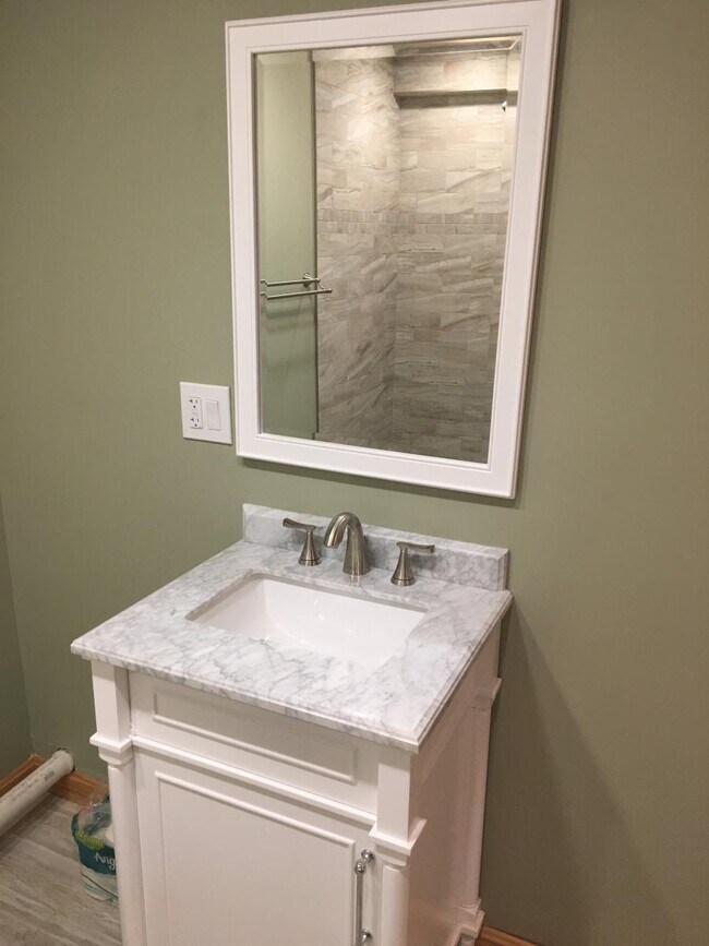 Vanity. - 10 Brookings St. Unit Alcove