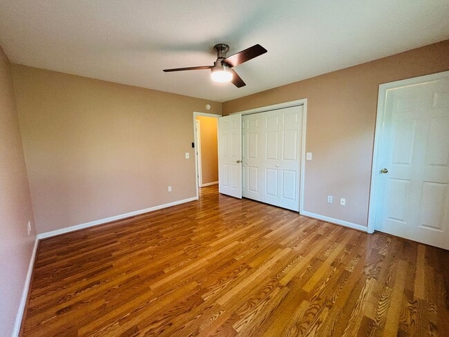Photo - 1302 Sandy Cir