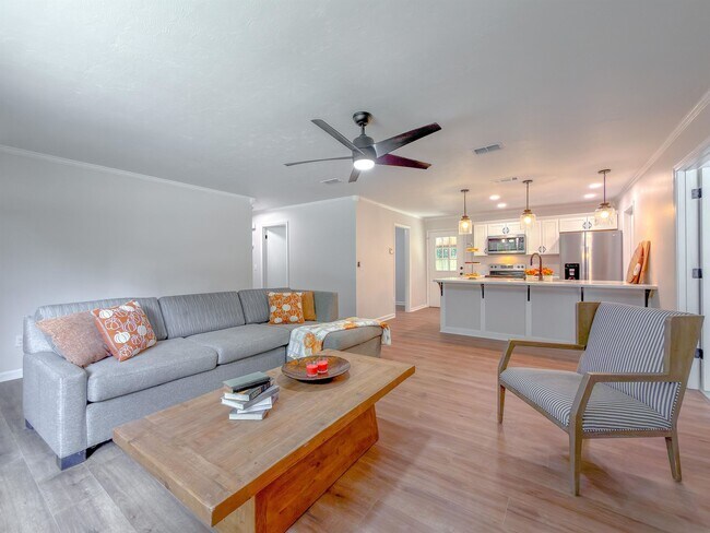 Photo - 703 3rd St NE