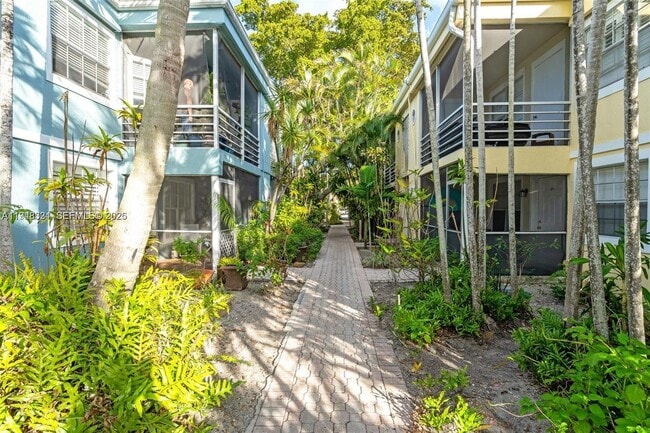 Building Photo - 320 SE 10th Ave Unit D