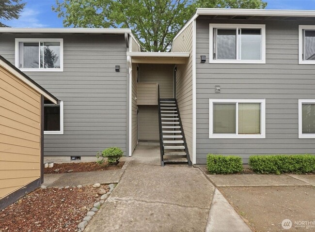 Building Photo - Charming Updated Condo in Great Location
