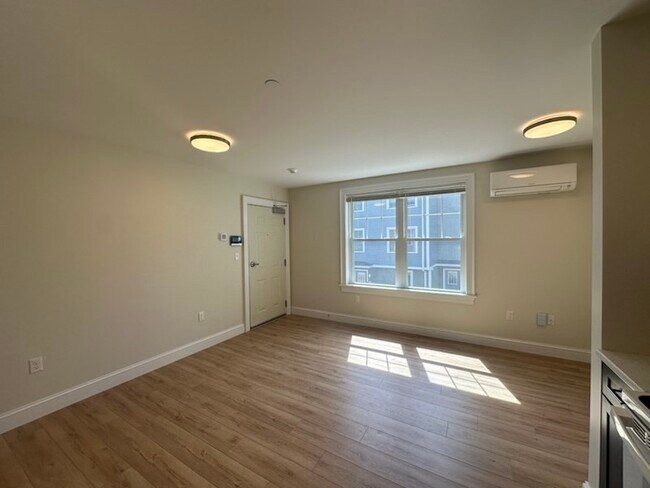Photo - 462 Main St Unit 3