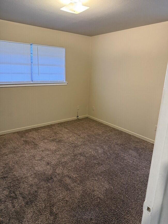 Photo - 910 W Lennon Dr