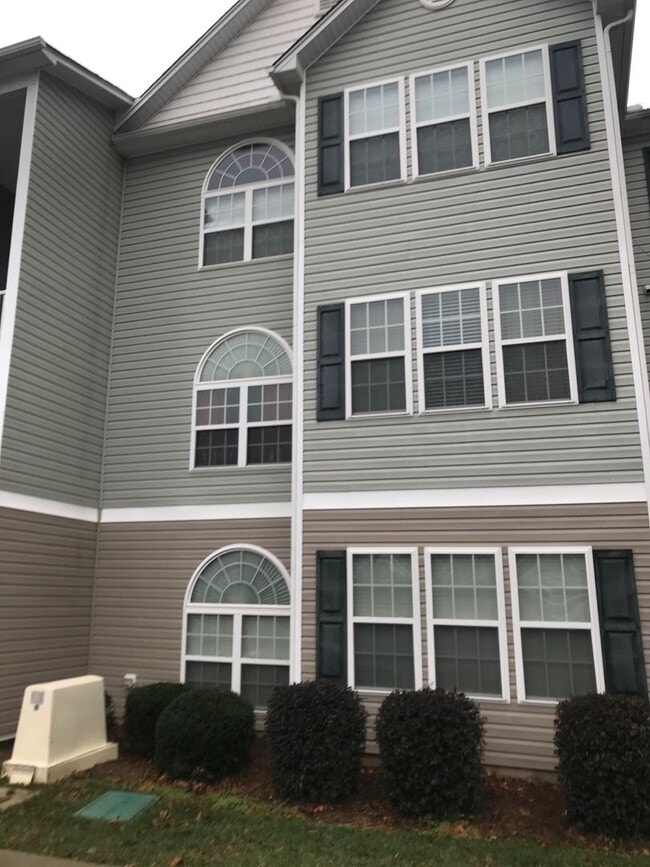 Building Photo - Bright & Inviting 2-Bedroom Condo in Prime...
