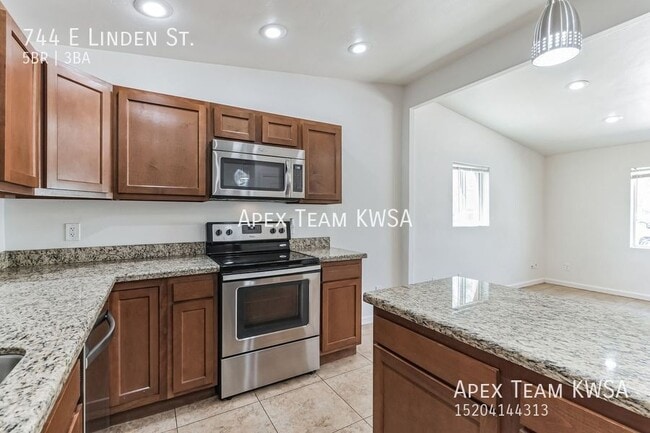 Building Photo - 744 E Linden St Rental