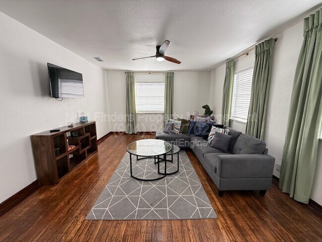 Photo - 2811 College St