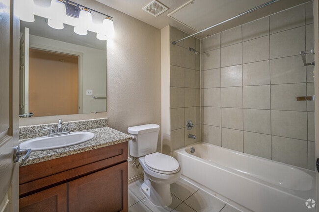 2BR, 2BA - 899SF - Baño 1 - Aria at Wilcrest
