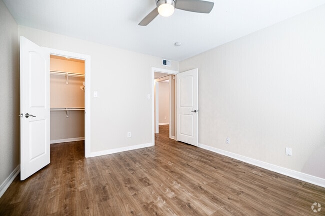 1BR, 1BA - 780 SF - Bedroom - Dominion at Oak Forest
