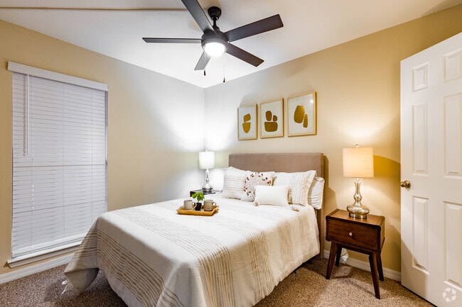 1 BR, 1 BA - 570 SF