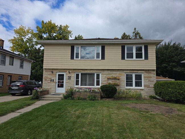Building Photo - Updated 3 bedroom West Allis upper Rental