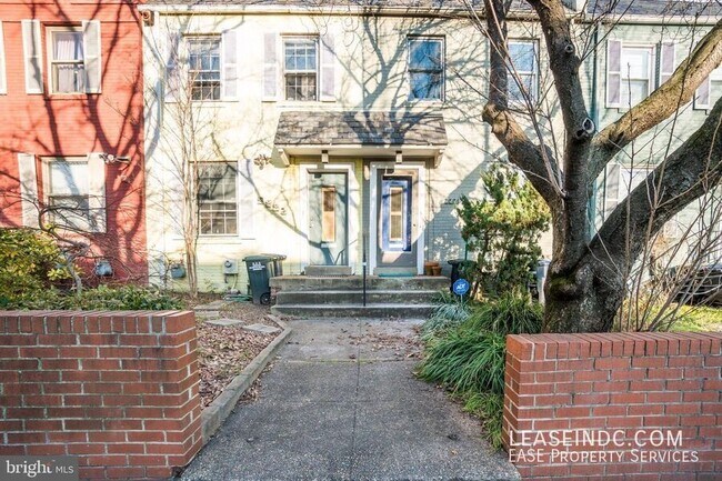 Building Photo - 2221 Ontario Rd NW Rental