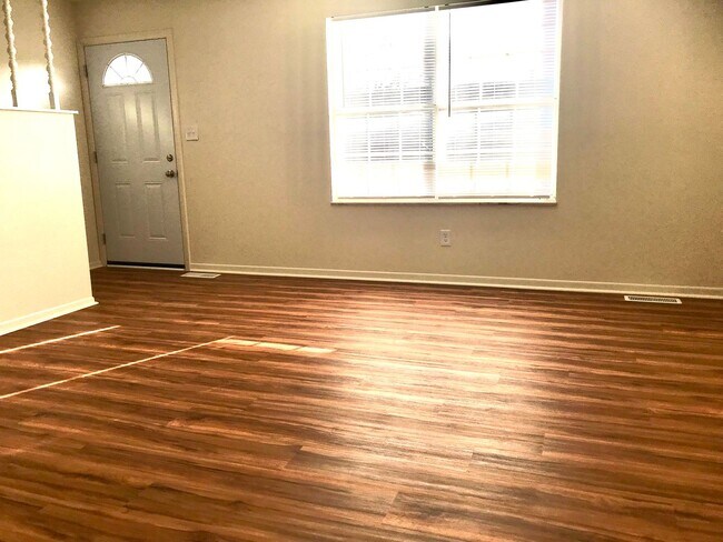 Photo - SPACIOUS TOWNHOME IN WILLOW TERRACE