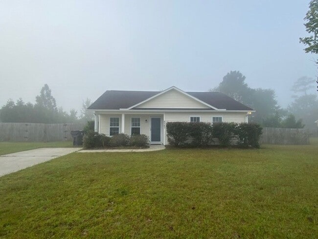 Building Photo - Welcome to this charming 3 bedroom 2 bathr... Rental