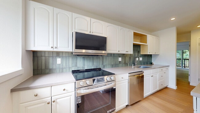 Building Photo - 50 Corte Real Unit 8