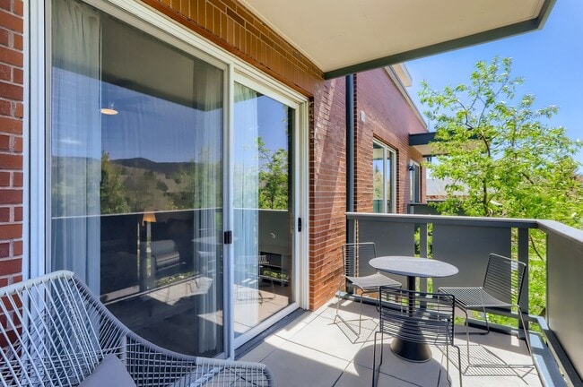 Photo - Modern 1 BDR Condo in Holiday Neighborhood