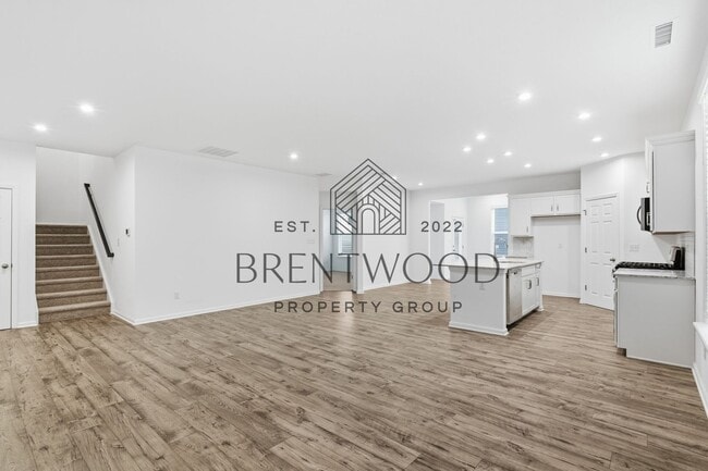 Photo - 3 Bed/3 Bath Home with Sunroom in Miller’s Walk – Noblesville