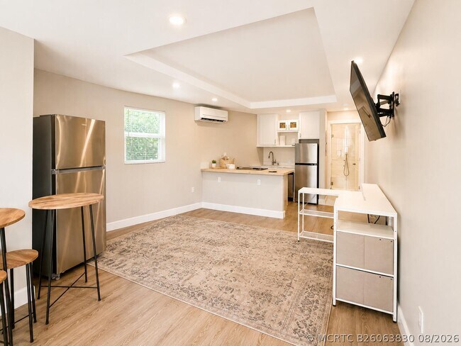 Building Photo - 898 SE 2nd Pl Unit 1
