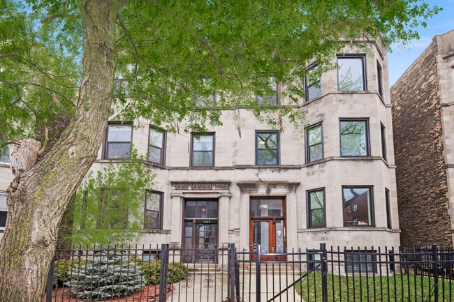 Building Photo - 1341 W Foster Ave Unit 1 Rental
