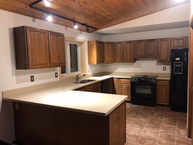 Photo - Large 3 Bed, 2 1/2 Bath, 2 Car Garage in North Pole!