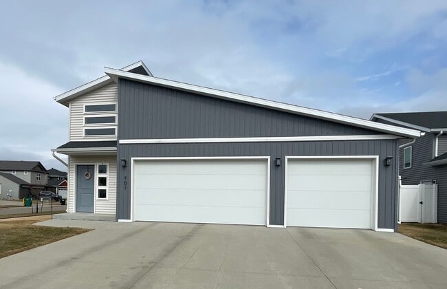 Building Photo - 3-bedroom, 3-bathroom West Fargo Single-Family Home w/ 3 Stall Garage