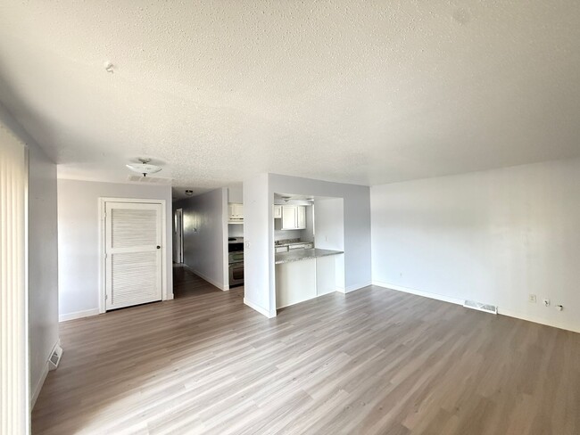 Building Photo - 432 Amherst Dr Unit B