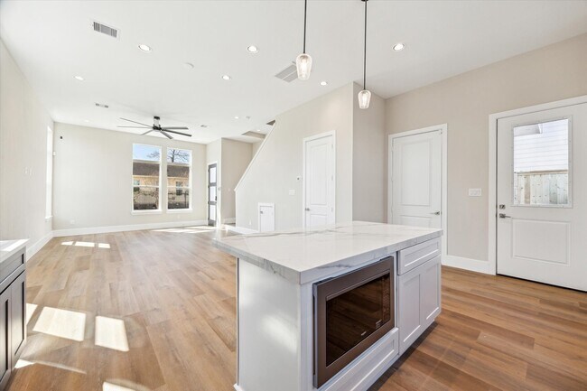 Photo - 5617 Leonard St