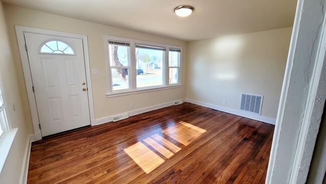 Photo - 3811 Larry St