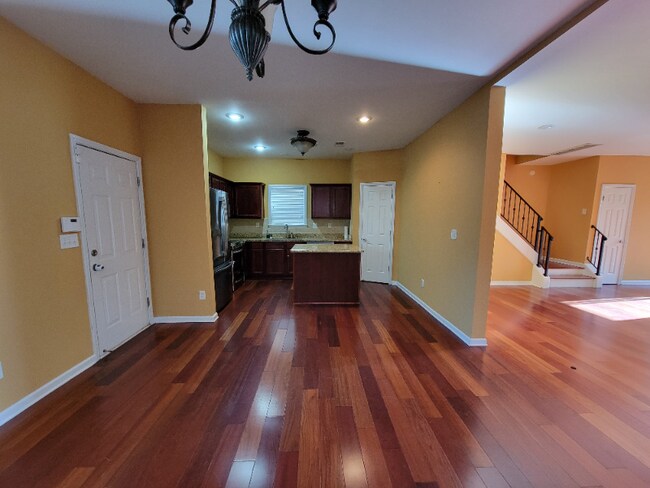 Photo - 1404 Island Pl E