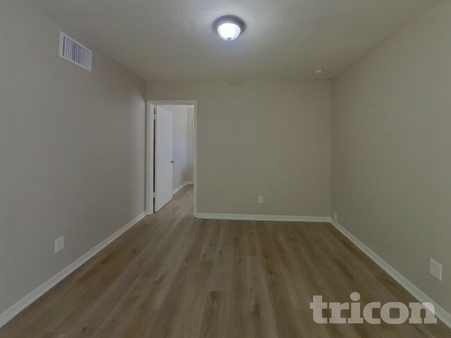 Photo - 7302 Barry Rd