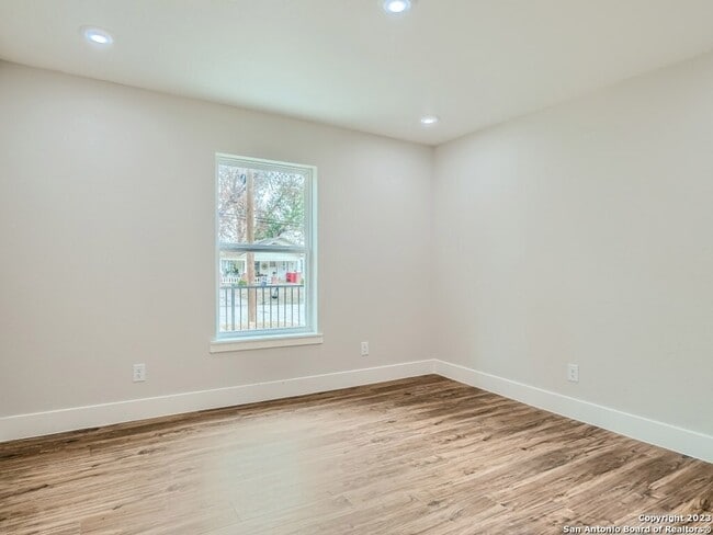 Photo - 839 Oasis St