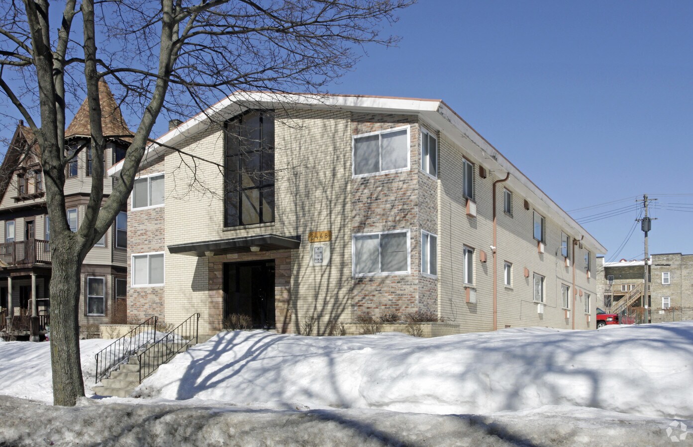 Primary Photo - 2448 W Killbourn St Apartments