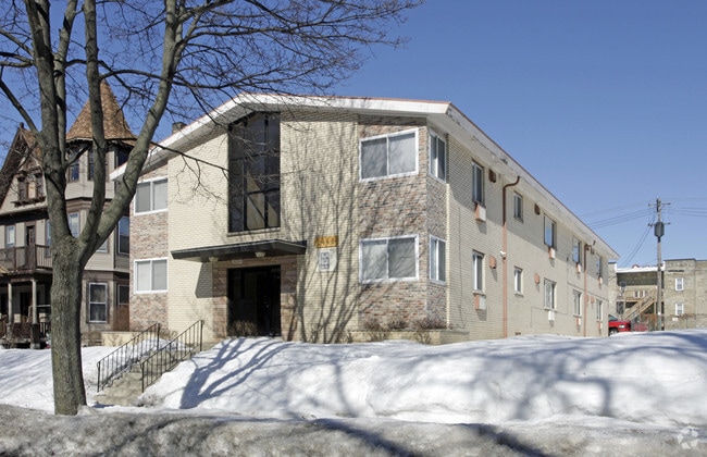 Building Photo - 2448 W Killbourn St Rental