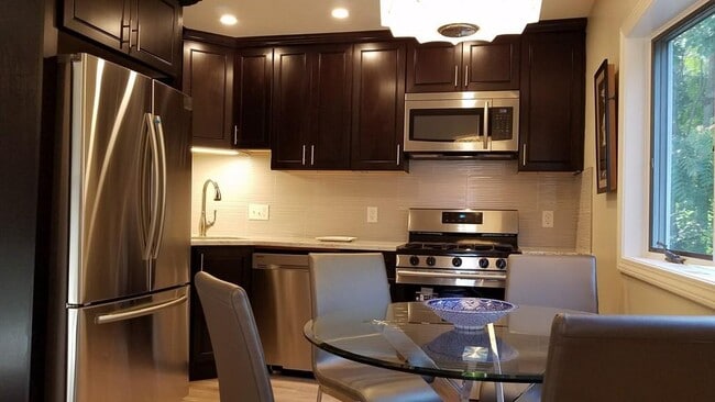 kitchen - 11 Nichols Ave Unidad #1