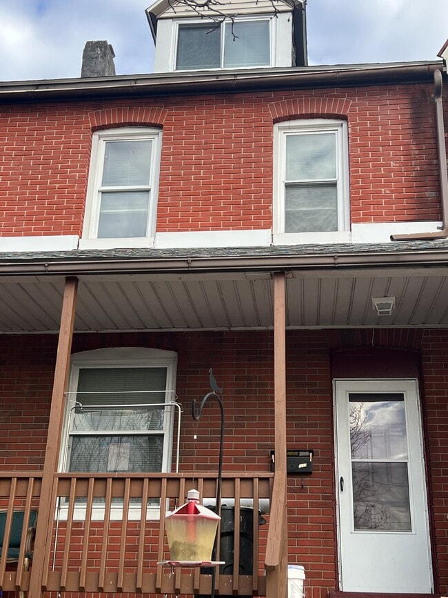 AVAILABLE 4/1/2024! Large 4BR/2BA Home in ... - AVAILABLE 4/1/2024! Large 4BR/2BA Home in ...