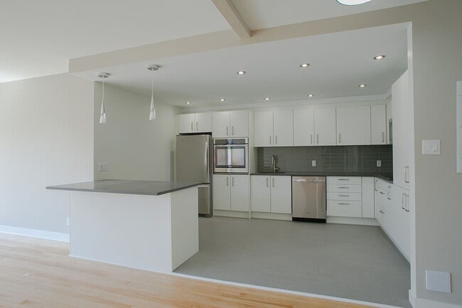 Building Photo - 3495 Rue de la Montagne Unit 1006