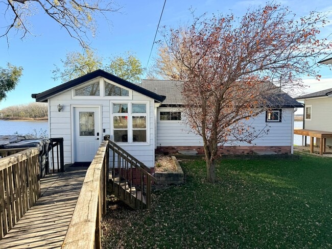 Building Photo - 3 bedroom 2 bathroom lake house for rent!