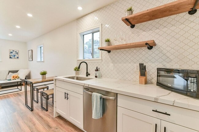 Building Photo - 823 Nob Hill Ave N Unit 4