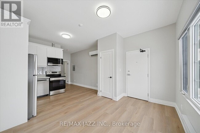 Photo - 251 Simcoe St S Unit 102