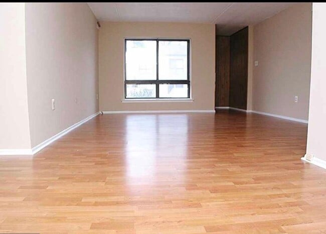 Building Photo - 217 James Ct