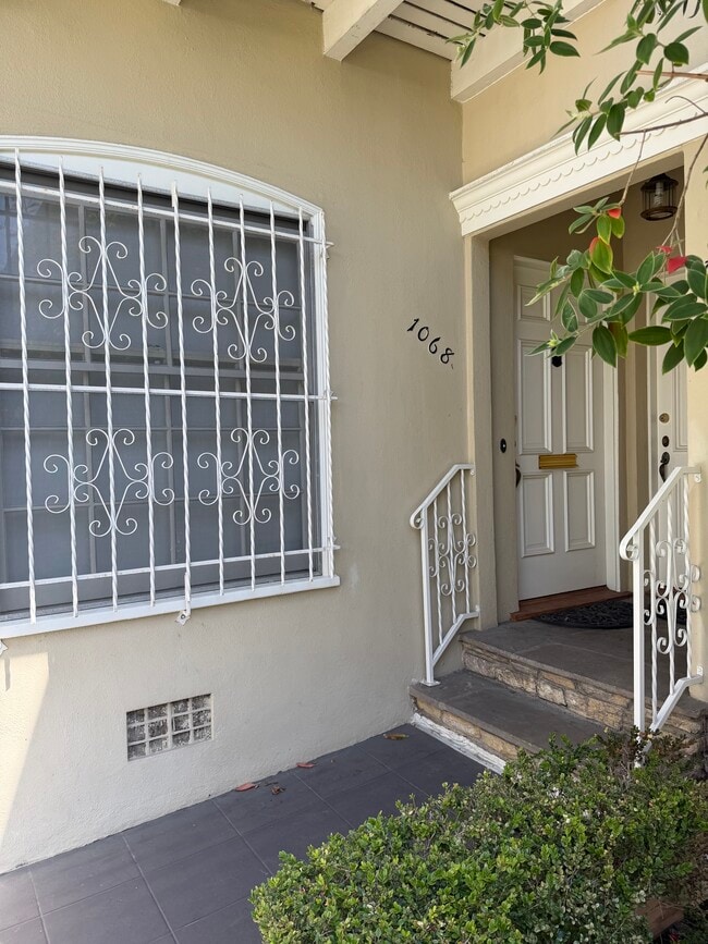 Front of Unit - 1068 S Orange Grove Ave Unit 1068